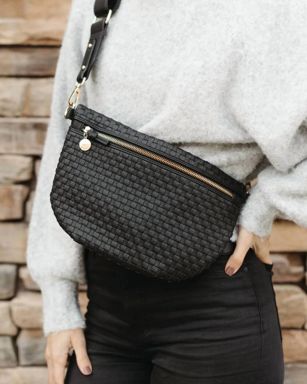 NEW LUMI + SOL women's woven crossbody bag in black